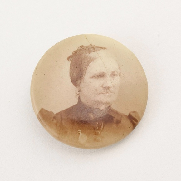 Antique Victorian Era Mourning Pin Woman Photo Portrait Late 1800s - Picture 1 of 4